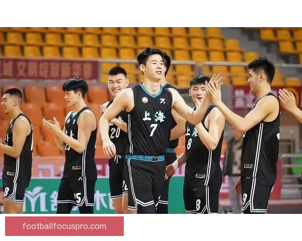 中国男篮备战亚运会全新阵容亮相引发球迷热议 中国男篮备战亚运会全新阵容亮相引发球迷热议